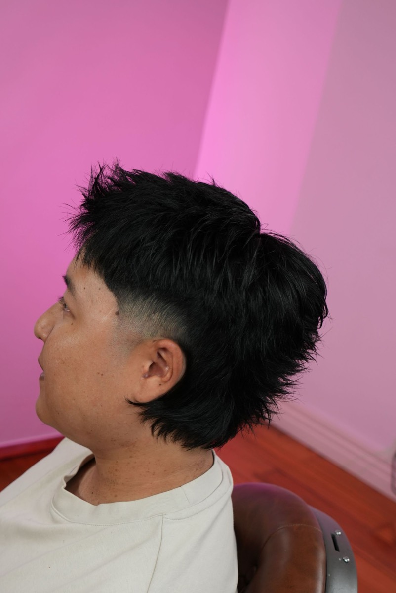 Shaggy mullet with volume through the back